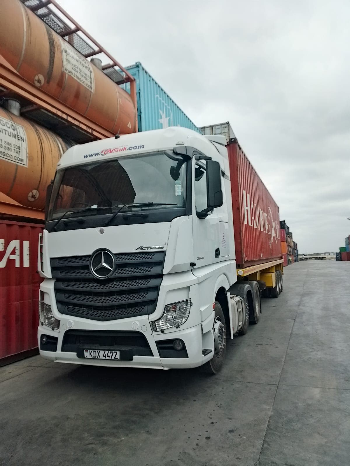 Fleet truck hauling a Hamburg Süd container